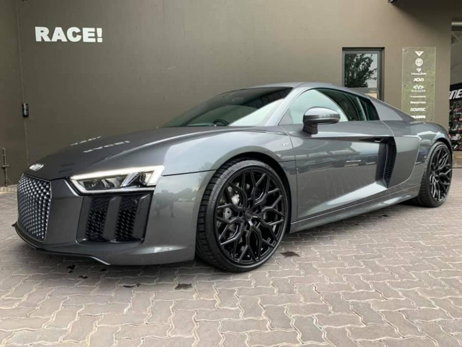  Audi R8 V10 by RACE! 2019 года  (фото 1 из 13)